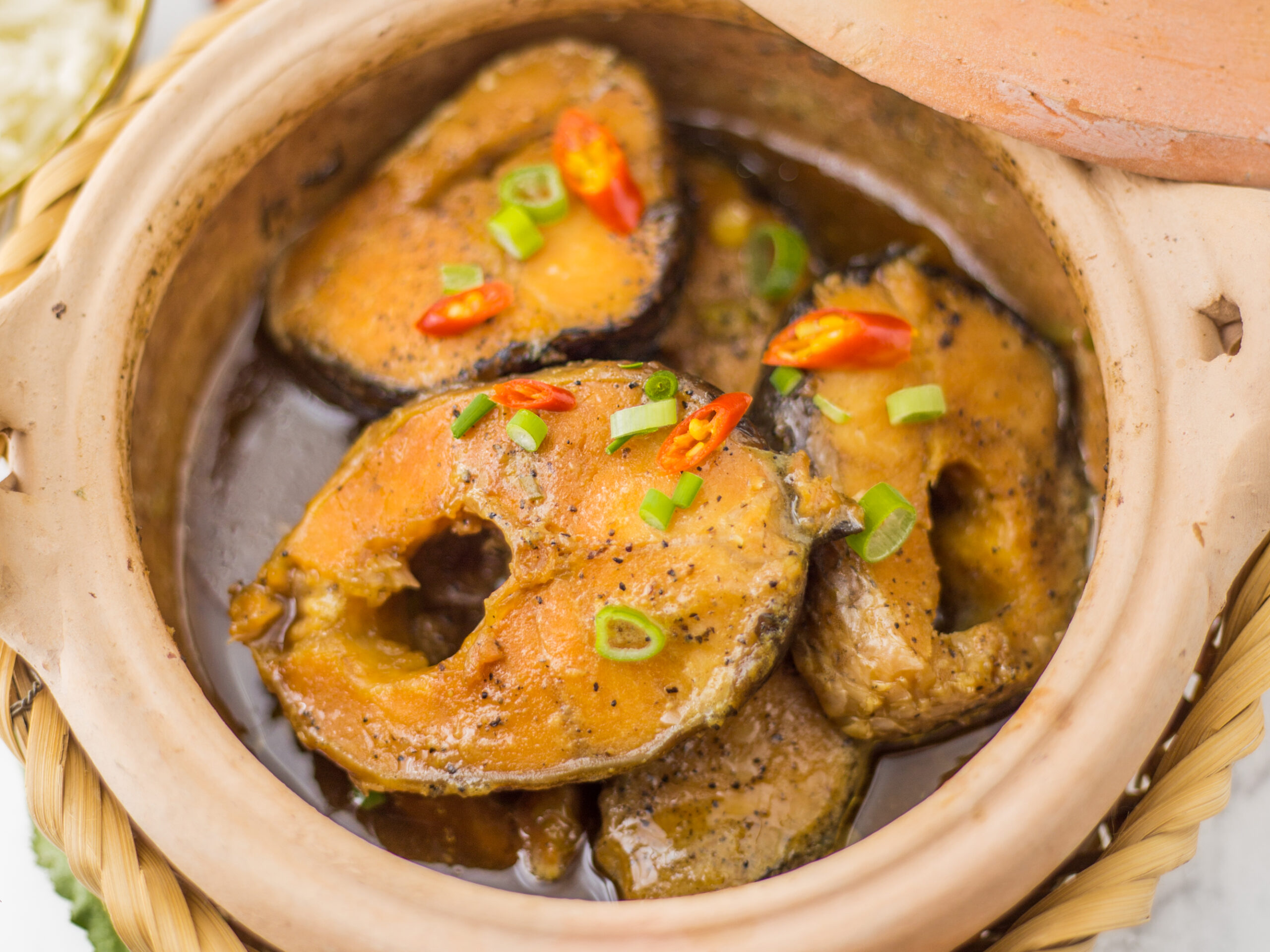 Cá kho tộ • Claypot braised fish – MM Bon Appétit